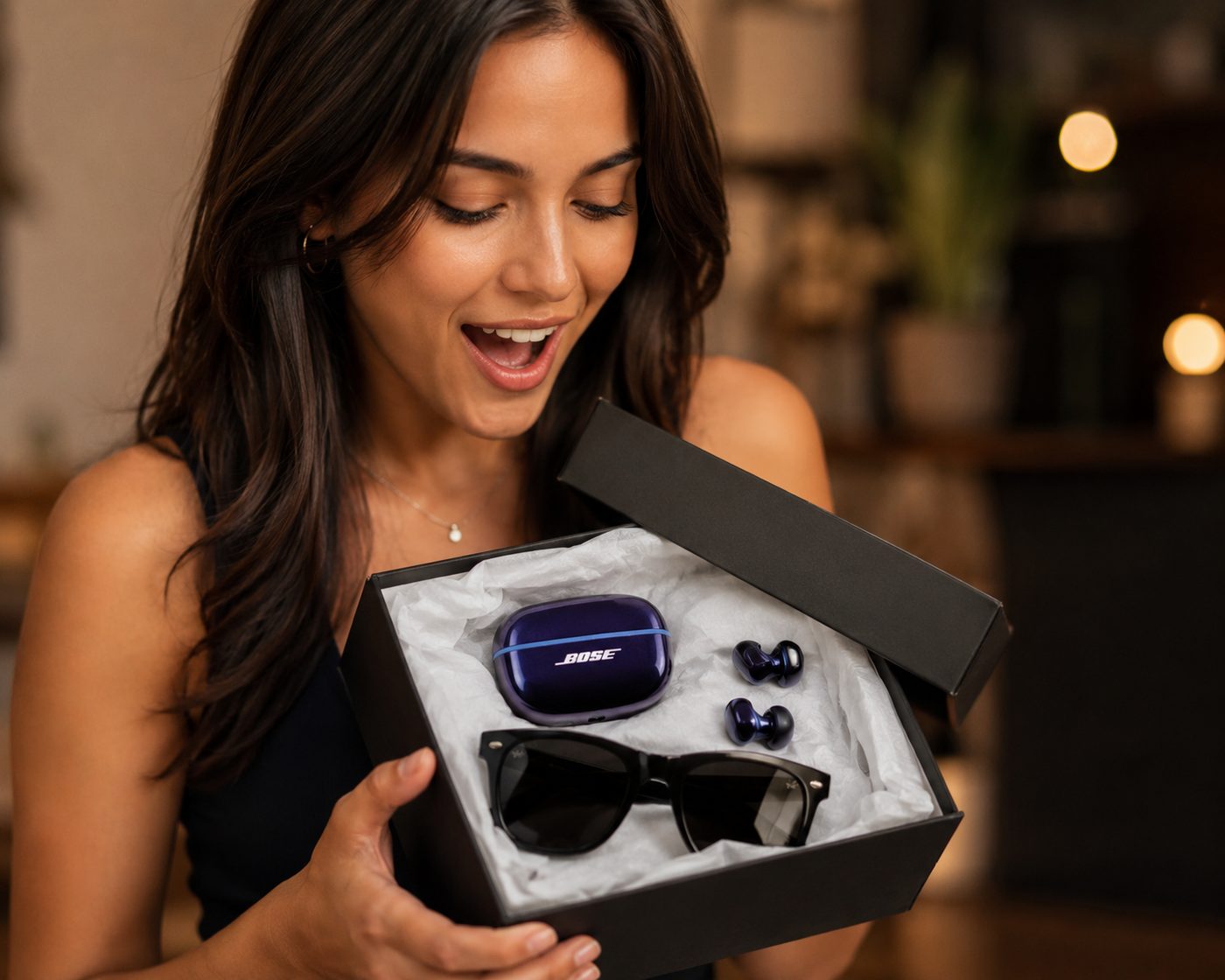 Mujer recibiendo combo Open-Ear Premium + Gafa UV400